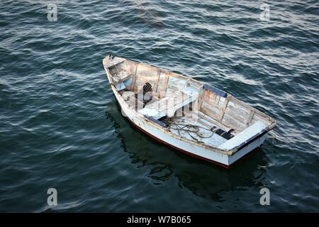 Un singolo deserte reale vecchia riga barca nel porto di San Luis in California centrale USA America, Avila beach, Pacific Coast Foto Stock