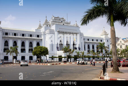 Yangon, Myanmar-May 4° 2014: Yangon City Hall. Progettato da architetto birmani U Tin, l edificio è stato completato nel 1936 ed è quotata al Ci di Yangon Foto Stock