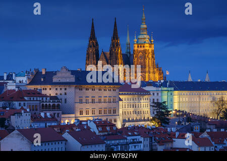 Di sera la vista del castello di Praga dalla collina di Petrin, Repubblica Ceca. Foto Stock