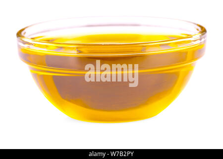 Versare l'olio di cottura di un piccolo bicchiere di vetro isolato su sfondo bianco Foto Stock