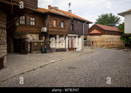 Strada di città vecchia. Chiesa di San Paraskevi di Iconio (noto anche come Paraskeva Pyatnitsa) in background. Nessebar. La Bulgaria. Foto Stock