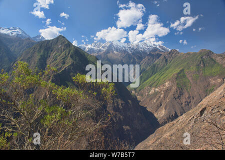 A guardare le montagne sul Senso - Inka trek, 'l'altra Machu Picchu,' Santa Teresa, Apurimac, Perù Foto Stock