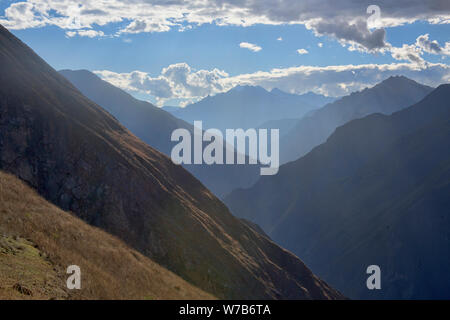 A guardare le montagne sul Senso - Inka trek, 'l'altra Machu Picchu,' Santa Teresa, Apurimac, Perù Foto Stock