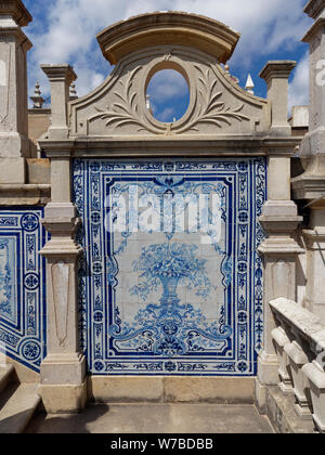 Alcuni del restaurato altamente decorato parete dipinta tegole su i passi nei giardini del Estoi Palace hotel in Algarve, Portogallo. Foto Stock