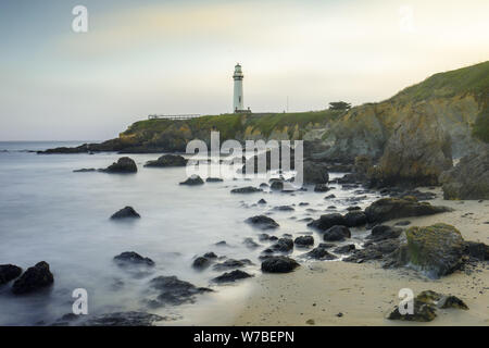 Tramonto su Pigeon Point Light House e ostello visto da sud Foto Stock