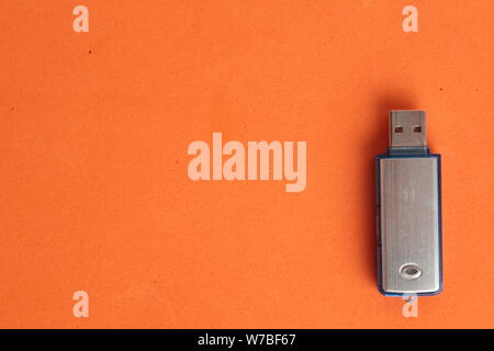 Vista laterale di argento memory stick USB su bianco Foto Stock