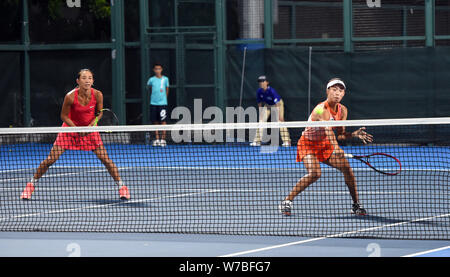 Wang Qiang, destra restituisce un colpo come lei e Lu Jiajing della Cina di competere contro Chan Hao-Ching e Chan Yung-Jan di Taipei Cinese nella loro finale mat Foto Stock