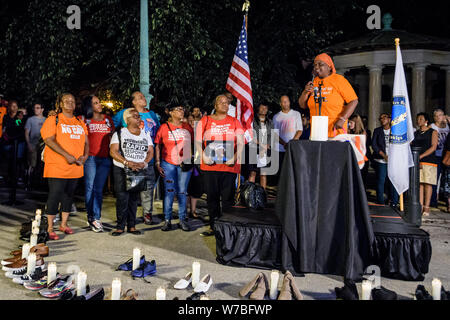 New York, Stati Uniti d'America. 5 Ago, 2019. I superstiti della pistola della violenza - Newyorkesi pistola contro la violenza, la gioventù contro pistole, omosessuali contro pistole, Borough Presidente Eric L. Adams, diritti civili avvocato Norman Siegel, Alessandria Ocasio Cortez, numerosi i rappresentanti locali eletti e gli altri sostenitori si sono radunati per una veglia a lume di candela in Prospect Park il 5 agosto 2019 a piangere le vite perdute durante gli ultimi tiri di massa in Brownsville, Dayton, El Paso e Gilroy, denunciando l ondata di violenza pistola in tutta la città e il paese. Credito: ZUMA Press, Inc./Alamy Live News Foto Stock