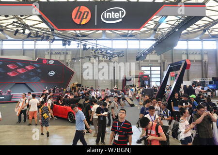 --FILE -- la gente visita lo stand di Intel e HP durante un'Esposizione Universale di Shanghai, Cina, 30 luglio 2107. La Cina del Ministero del Commercio ha dato il suo conditi Foto Stock