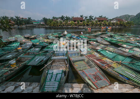 Tam Coc, Vietnam. Il 6 agosto 2019. Quando la temperatura raggiunge 35 gradi i boat people del fiume Ngo Dong preparatevi al traghetto popolo profondo in montagna, in quello che viene descritto come il Halong Bai su terra, raffreddare in una delle tante grotte che copre la zona . Credito: Paolo Quezada-Neiman/Alamy Live News Foto Stock