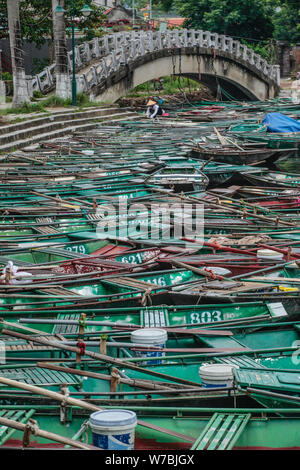 Tam Coc, Vietnam. Il 6 agosto 2019. Quando la temperatura raggiunge 35 gradi i boat people del fiume Ngo Dong preparatevi al traghetto popolo profondo in montagna, in quello che viene descritto come il Halong Bai su terra, raffreddare in una delle tante grotte che copre la zona . Credito: Paolo Quezada-Neiman/Alamy Live News Foto Stock