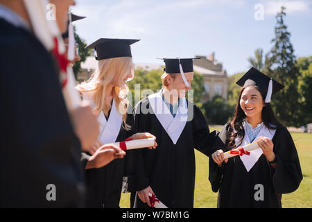 I giovani allegri laurea dall'università. Foto Stock