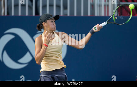 Toronto, Canada. 5 Ago, 2019. Wang Xiyu della Cina restituisce la sfera contro Svetlana Kuznetsova della Russia durante il primo round di donne singoli corrispondono al 2019 Rogers Cup di Toronto, Canada, e il Agosto 5, 2019. Credito: Zou Zheng/Xinhua/Alamy Live News Foto Stock