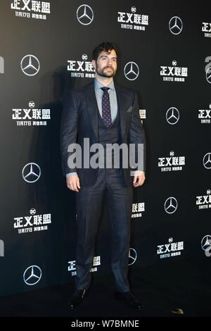 Attore britannico Henry Cavill pone come egli arriva sul tappeto rosso per il film 'Justice League" a Pechino in Cina, 26 ottobre 2017. Foto Stock