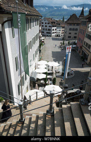 Rapperswil, SG / Svizzera - 3. Agosto 2019: l'Hauptplatz piazza nel centro storico della città vecchia di Rapperswil con tourist camminando per circa Foto Stock