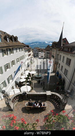 Rapperswil, SG / Svizzera - 3. Agosto 2019: l'Hauptplatz piazza nel centro storico della città vecchia di Rapperswil con passeggiate turistiche circa o seduto e Foto Stock