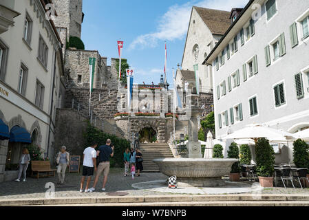 Rapperswil, SG / Svizzera - 3. Agosto 2019: l'Hauptplatz piazza nel centro storico della città vecchia di Rapperswil con passeggiate turistiche e tenuto phot Foto Stock