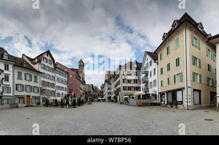 Rapperswil, SG / Svizzera - 3. Agosto 2019: l'Hauptplatz piazza nel centro storico della città vecchia di Rapperswil Foto Stock