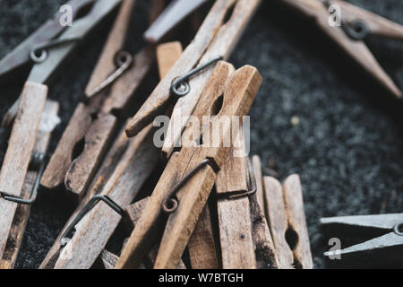 Dettagli con una pila di legno e plastica mollette Foto Stock