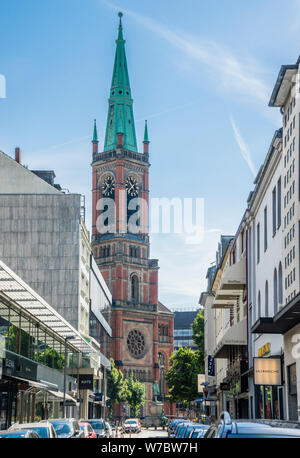 Romanica in stile Revival chiesa di San Giovanni Evangelista (Johanneskirche) visto da di Königstraße, Düsseldorf, Renania settentrionale-Vestfalia, Germania Foto Stock