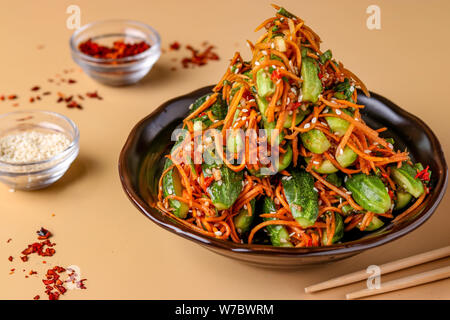 Tradizionale Coreano kimchi cetriolo snack: Cetrioli farciti con carote, cipolle verdi, aglio e sesamo, le verdure fermentate, sfondo luminoso, hor Foto Stock