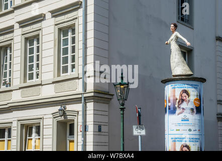 Arte pubblica a Düsseldorf, life-size scultura realistica su un pilastro della pubblicità dello scultore Christoph Pöggeler intitolato "La sposa', CRN. Citadell/Schu Foto Stock