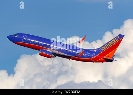 Southwest Airlines Boeing 737 aereo di linea ancora volare nuvole dopo5 partenza dall'Aeroporto Internazionale di McCarran di Las Vegas. Foto Stock