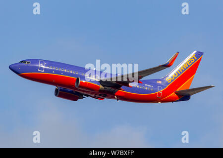 Southwest Airlines Boeing 737 aereo di linea volare contro un cielo blu. Foto Stock