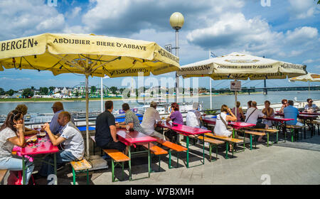 Giardino della birra a waterfront Rheinuferpromenade Düsseldorf, Renania settentrionale-Vestfalia, Germania Foto Stock