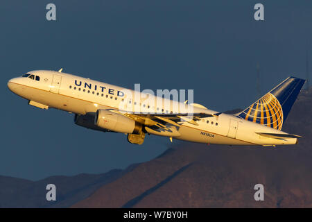 United Airlines Airbus A319 in partenza in aereo dall aeroporto internazionale di McCarran di Las Vegas. Foto Stock