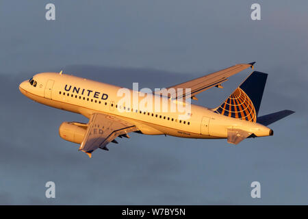 United Airlines Airbus A319 in partenza in aereo dall aeroporto internazionale di McCarran di Las Vegas. Foto Stock