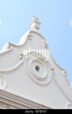 Ornati, verniciato bianco facciata della chiesa olandese riformata in costiera fort di Galle nello Sri Lanka Foto Stock