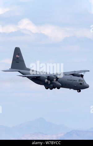 United States Air Force (USAF) Lockheed C-130H Hercules da 109 Airlift Wing, New York Air National Guard sull approccio al Land al McCarran Inter Foto Stock