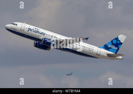 JetBlue Airways Airbus A320 di aeromobili in fase di decollo dall'Aeroporto Internazionale di McCarran Las Vegas. Foto Stock