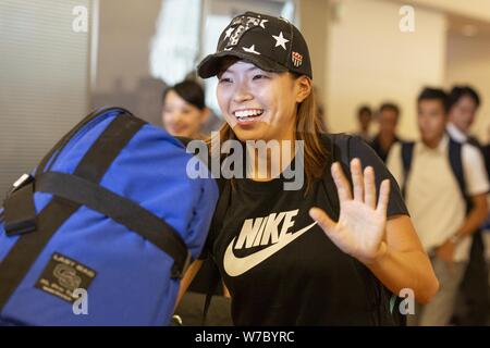 Tokyo, Giappone. Il 6 agosto, 2019. Hinako Shibuno, Giapponese professional golfer, che ha vinto il 2019 Donna British Open, arriva a Tokyo International Airport. Credito: Rodrigo Reyes Marin/ZUMA filo/Alamy Live News Foto Stock