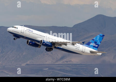 JetBlue Airways Airbus A320 di aeromobili in fase di decollo dall'Aeroporto Internazionale di McCarran Las Vegas. Foto Stock