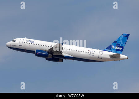 JetBlue Airways Airbus A320 di aeromobili in fase di decollo dall'Aeroporto Internazionale di McCarran Las Vegas. Foto Stock