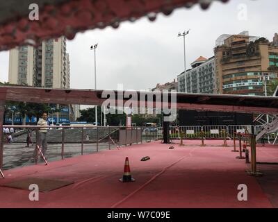 Un pedone guarda un aereo privato sul display nella parte anteriore di un centro commerciale per lo shopping nella città di Shenzhen, Cina del sud della provincia di Guangdong, 16 ottobre 2017. Foto Stock