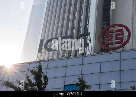 --FILE--Vista di un logo di ICBC (industriale e banca commerciale della Cina) in Shenyang City, a nord-est della Cina di provincia di Liaoning, 17 ottobre 2017. Ind Foto Stock