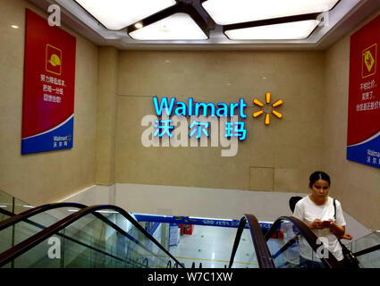 --FILE--i clienti lasciano un ramo del supermercato Walmart in Cina a Shanghai, 11 settembre 2017. Il materiale promozionale lordo volume di Walmart è online stor Foto Stock