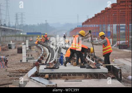 Lavoratori cinesi del lavoro ballastless via sul sito di costruzione del Fiume Daduhe ponte lungo la ferrovia Chengdu-Guiyang in Leshan ciity, Foto Stock