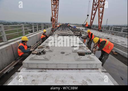 Lavoratori cinesi del lavoro ballastless via sul sito di costruzione del Fiume Daduhe ponte lungo la ferrovia Chengdu-Guiyang in Leshan ciity, Foto Stock