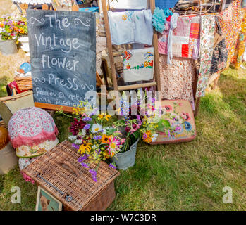 L'annuale gli amanti del vintage fiera che si tiene nel villaggio di Norfolk di Heydon. Una piccola selezione di retrò e in stile vintage prodotti in mostra dal fiore premere Foto Stock