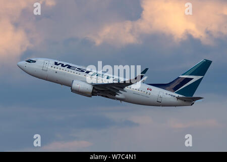 WestJet Boeing 737 aereo commerciale aeromobili in fase di decollo dall'Aeroporto Internazionale di McCarran di Las Vegas. Foto Stock