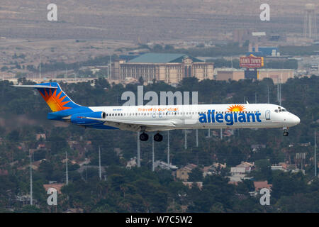 Aria Allegiant McDonnell Douglas MD-83 aereo di linea sulla rotta di avvicinamento ad atterrare all'Aeroporto Internazionale McCarran di Las Vegas. Foto Stock