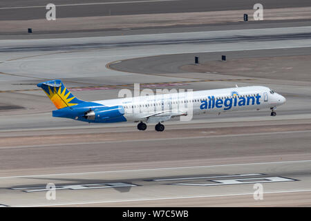 Aria Allegiant McDonnell Douglas MD-83 circa a toccare in basso sulla pista 19R all'Aeroporto Internazionale McCarran di Las Vegas. Foto Stock