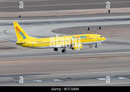 Sunwing Airlines Boeing 737 aereo di linea sulla rotta di avvicinamento ad atterrare all'Aeroporto Internazionale McCarran di Las Vegas. Foto Stock