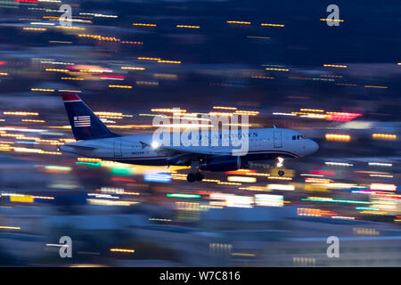 US Airways Airbus A319 aereo di linea sulla rotta di avvicinamento alla terra di notte all'Aeroporto Internazionale McCarran di Las Vegas. Foto Stock
