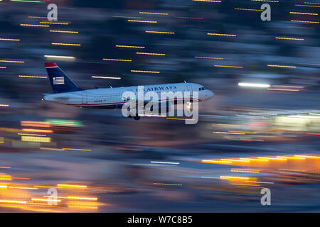 US Airways Airbus A319 aereo di linea sulla rotta di avvicinamento alla terra di notte all'Aeroporto Internazionale McCarran di Las Vegas. Foto Stock