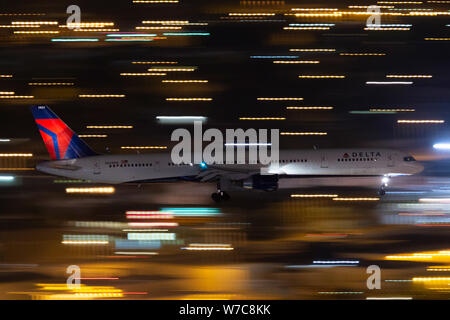 Delta Air Lines Boeing 757 aereo di linea sulla rotta di avvicinamento ad atterrare all'Aeroporto Internazionale McCarran di Las Vegas di notte. Foto Stock